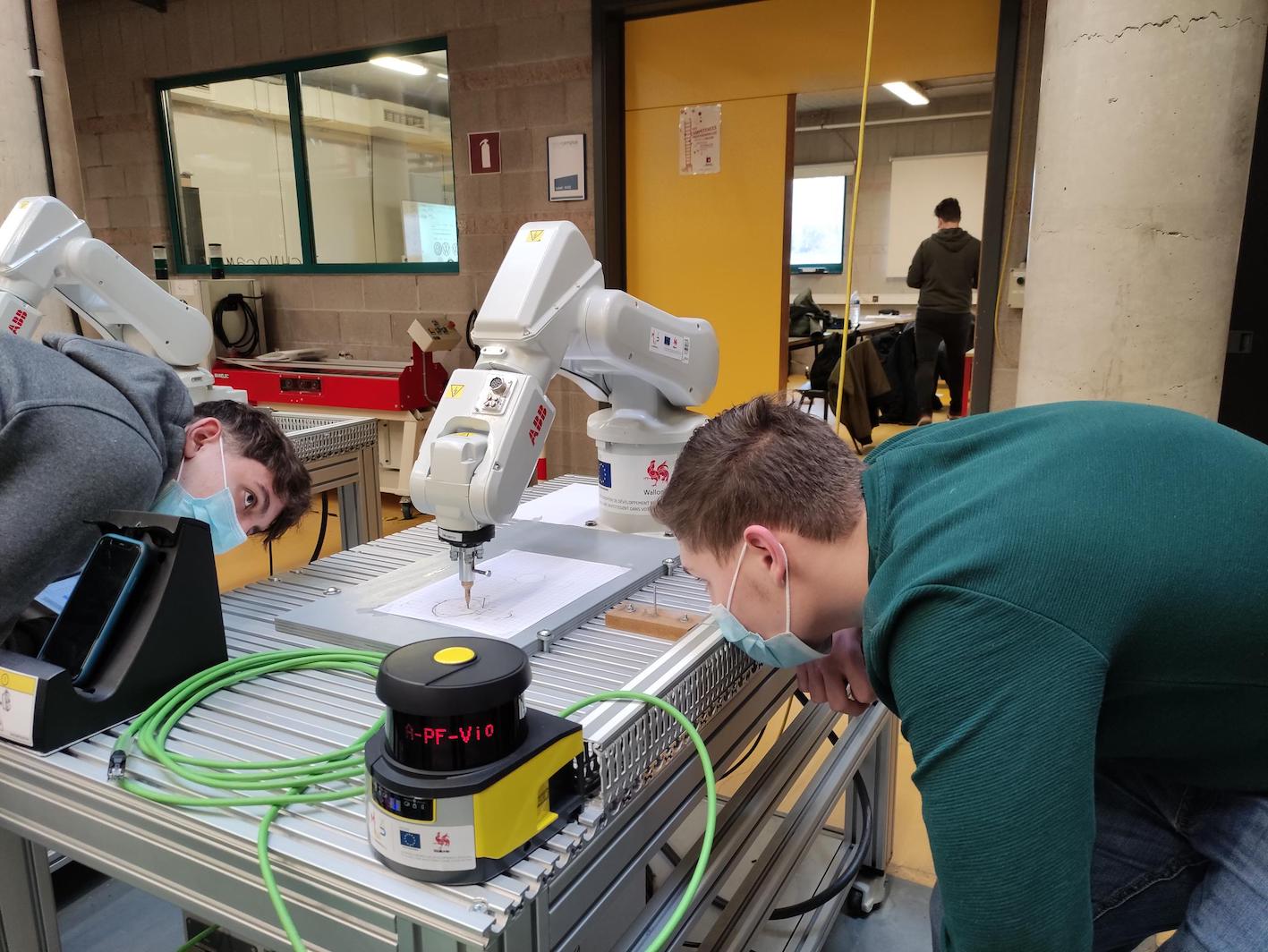 Formation à la robotique pour les élèves de l'IETS   