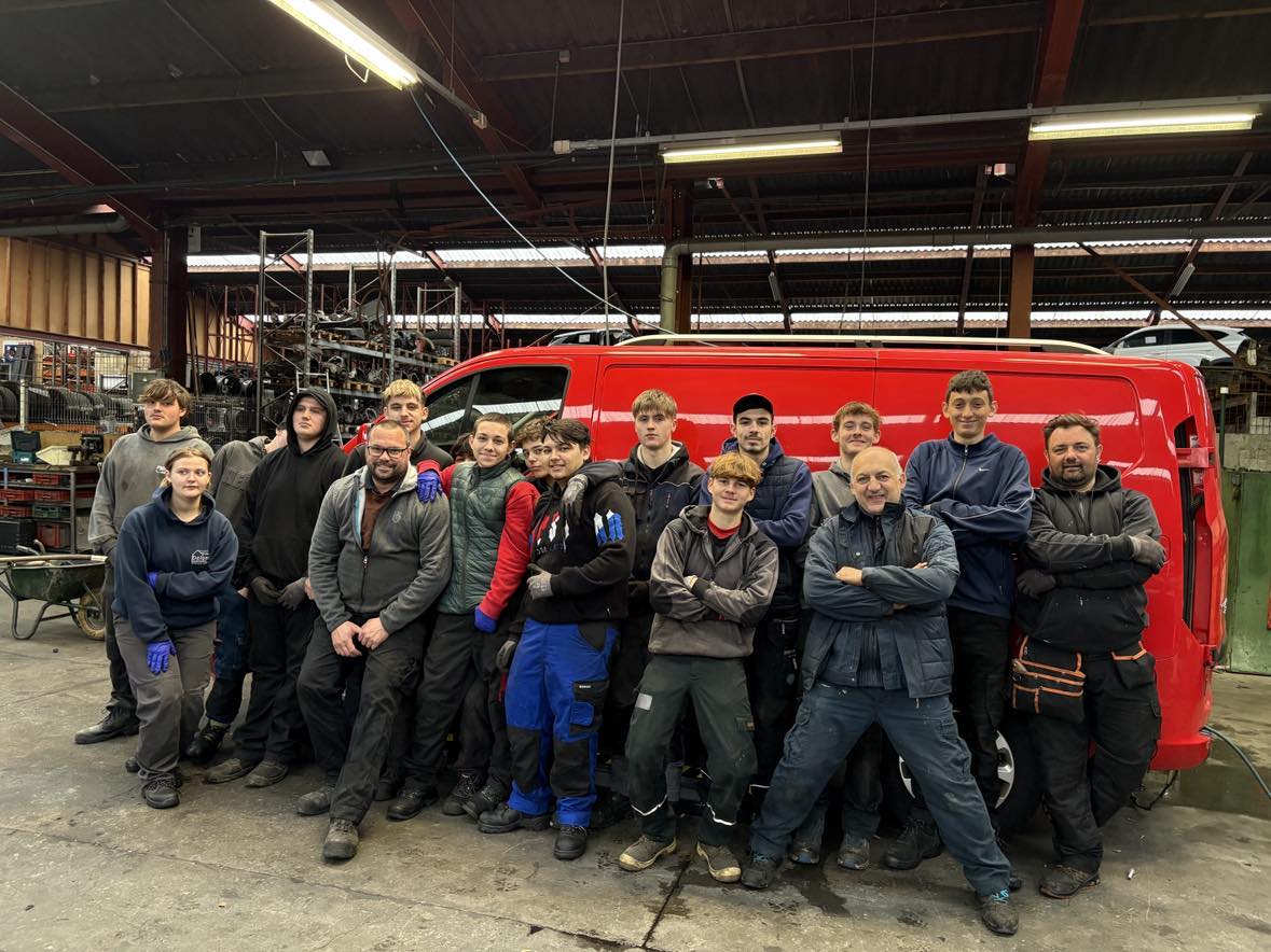 Immersion totale chez Autos Deknudt pour les élèves de l’Athénée Provincial de Leuze