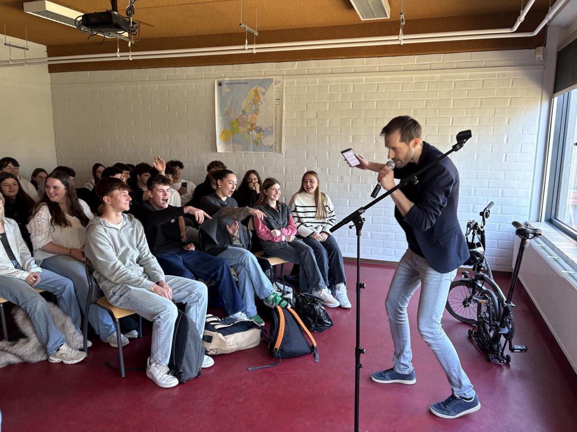 Le chanteur et musicien Antoine Armedan débarque pour trois jours de concerts à l’IESPP Tournai 