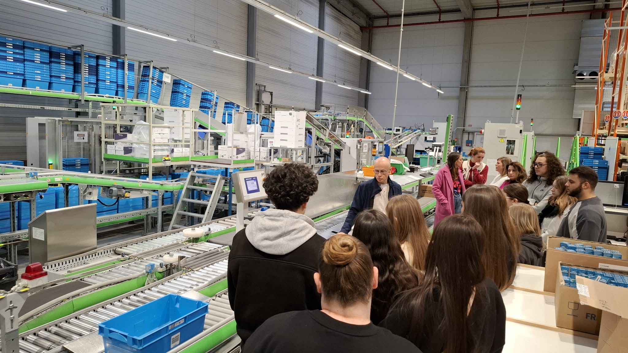 Les élèves d'Assistant pharmaceutico-technique de l'IESPP Mons à la découverte d'un centre logistique pharmaceutique