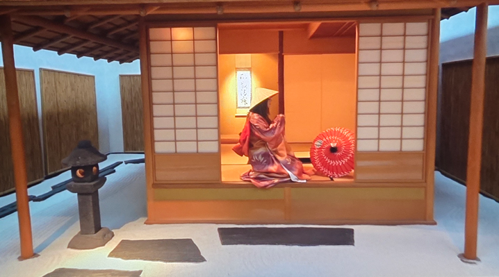 étudiante dans un costume traditionnel japonais dans une reconstituion d'un chalet japonais dans un musée