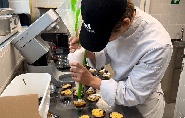 apprentie restaurateur qui poche une repas dans la cuisine du restaurant du Chant d'Eole