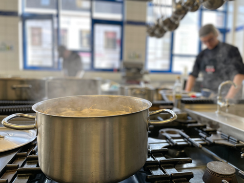 50 litres de soupe par semaine – Les élèves de Carnières cuisinent pour la solidarité