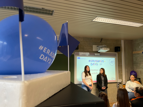 deux élèves témoignes de leur expérience d'un projet erasmus + devant la classe