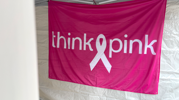 drapeau think pink accroché sur un mur au fond blanc