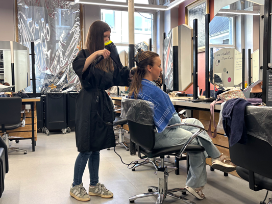 coiffure eleve qui travail sur ciente