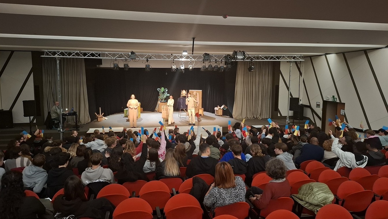 Les élèves de l'APJA ont assisté à une pièce de théâtre interrogeant les stratégies d'extrême droite.