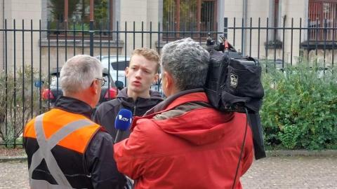 Photo prise lors du tournage reprenant les journalistes et l'élève interrogé 