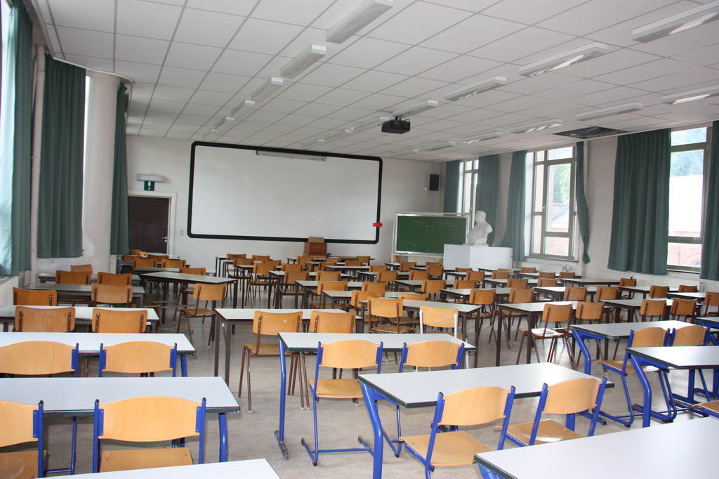 Salle de classe sans élève 